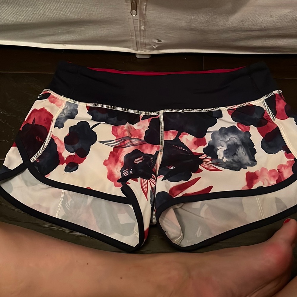 Fully lined shorts with fully lined. Many beautiful colors n flowers. Never dry